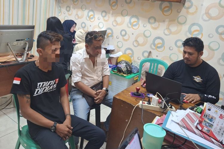 Tersangka prostitusi online diperiksa di Mapolresta Banyumas, Jawa Tengah, Senin (18/3/2024).