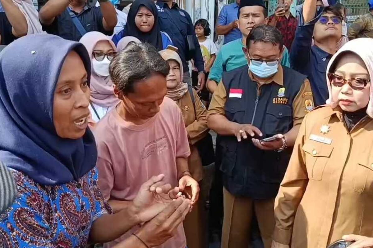 Kholifah, pedagang kaki lima kelapa parut di kawasan batik Trusmi Kecamatan Weru Kabupaten Cirebon Jawa Barat protes dan meminta kebijakan Pemerintah Daerah Kabupaten Cirebon yang sedang melakukan penertiban pada Senin (7/7/2025) siang