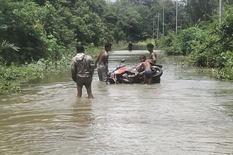 Sebanyak lima kecamatan di Kabupaten Ketapang, Kalimantan Barat (Kalbar) terendam banjir hingga satu meter, sejak Jumat (7/10/2022). Kelima kecamatan tersebut, adalah Tumbang Titi, Jelai Hulu, Manis Mata, Pemahan dan Sungai Laur. 