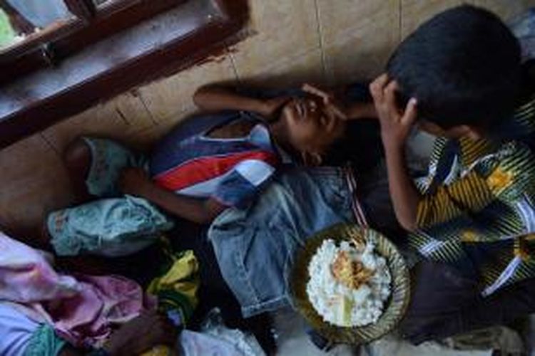 Anak-anak pengungsi Rohingya asal Myanmar, beristirahat di sebuah mesjid di desa Julok, Aceh, Rabu (20/5/2014). Anak-anak ini merupakan bagian dari para pengungsi Rohingya yang meninggalkan kampung halaman mereka di Rakhine, Myanmar, karena konflik.