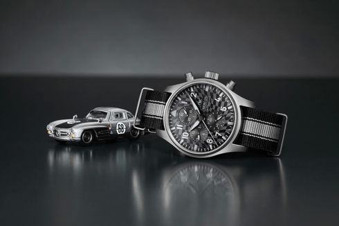 Paket Hot Wheels Mercedes-Benz Gullwing dan Arloji IWC, Cuma 50 Set 