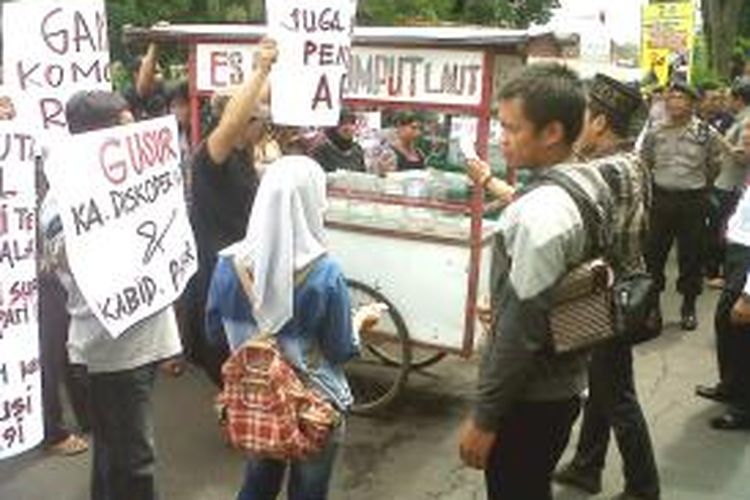 Puluhan Pedagang Kaki Lima (PKL) Bondowoso, Jawa Timur, berunjuk rasa di depan kantor pemkab setempat. Mereka memarkir gerobak jualan mereka, sebagai bentuk penolakan terhadap rencana penggusuran yang akan dilakukan Pemkab Bondowoso, Senin (6/1/14)