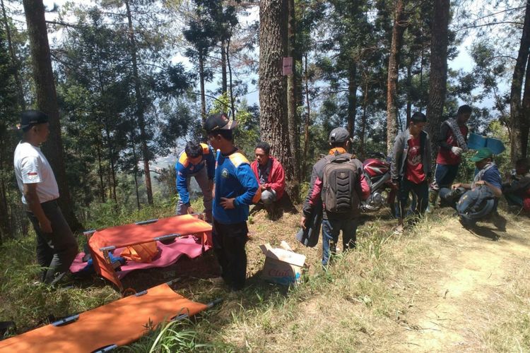 Proses evakuasi para pendaki dari puncak gunung Sumbing yang sedang kebakaran, Selasa (11/9/2018) sore.