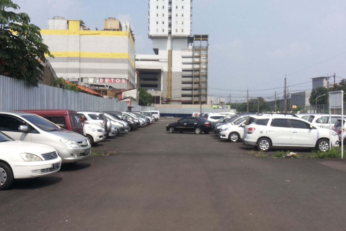 Lahan parkir kendaraan yang ada di Stasiun Pondok Cina, Depok (15/6/2017). Masyarakat Transportasi Indonesia (MTI) menilai tarif parkir di stasiun yang berlaku saat ini terlampau mahal.