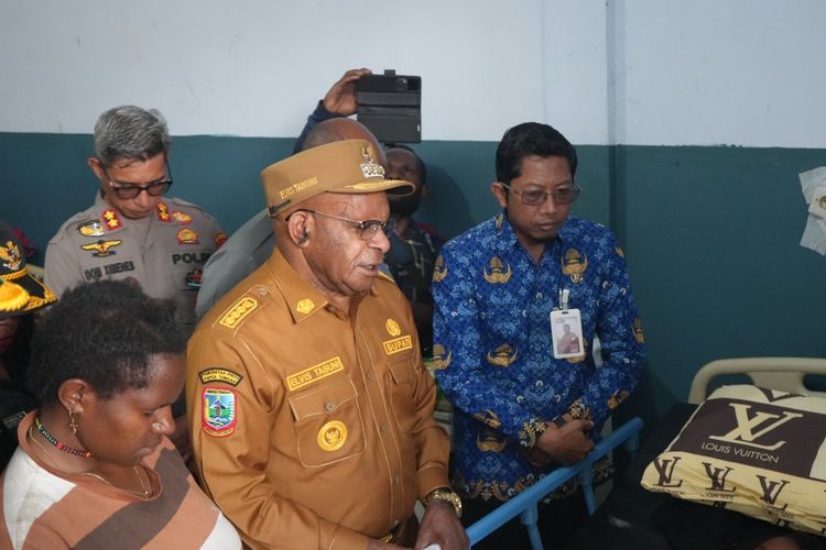 Bupati Puncak Elvis Tabuni Berurai Air Mata Saat Kunjungi Korban Konflik Bersenjata