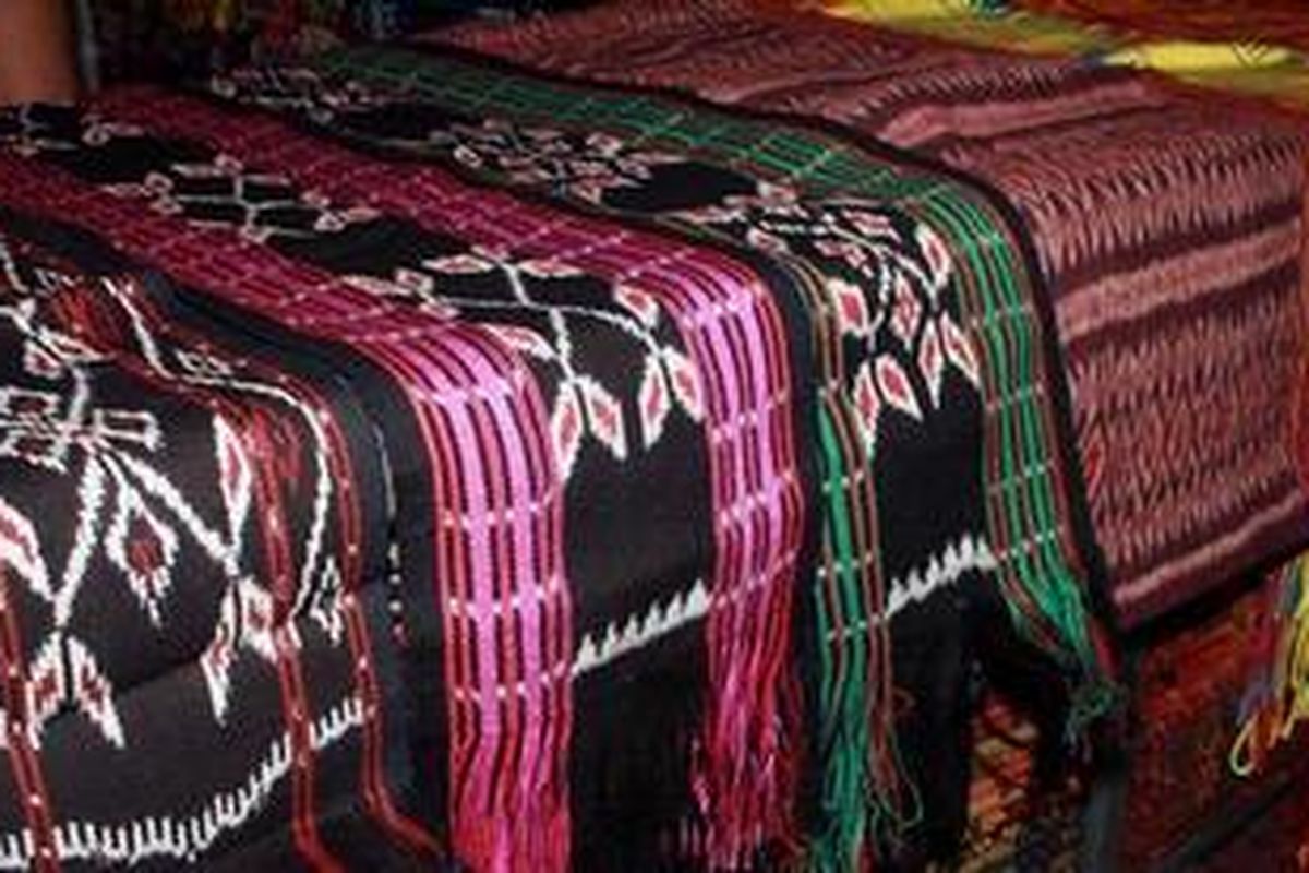 Selendang tenun ikat timor punya ragam motif dan warna berbeda dari berbagai daerah di Nusa Tenggara Timur.