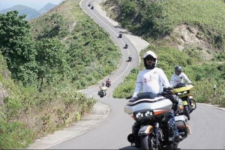 Komunitas Road GlIde Owner Group RGOG menjajal jalur kawasan Sekotong Lombok Barat menuju Selong Belanak Lombok Tengah dan berhenti di Kuta Mandalika Lombok Tengah. 17 orang mengunakan Moge Harley Davidson tertinggi di kelas Moge seharga 1,4 hingga 1,9 Milyar.