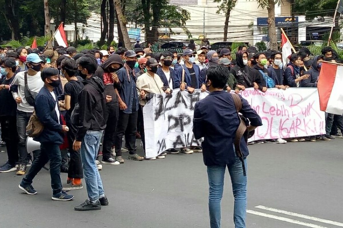 Massa demonstrasi menolak Undang-undang Cipta Kerja kembali merapatkan barisan di Jalan Abdul Muis, Tanah Abang, Jakarta Pusat, pada Kamis (8/10/2020). 