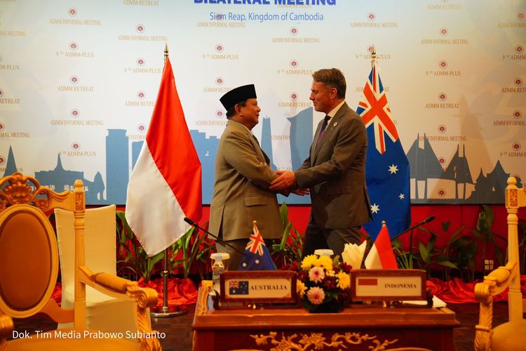 Menteri Pertahanan (Menhan) Prabowo Subianto saat bertemu Menhan Australia Richard Donald Marles di sela-sela pelaksanaan ASEAN Defence Ministers Meeting (ADMM) Plus 2022 di Siem Reap, Kamboja, Selasa (22/11/2022).