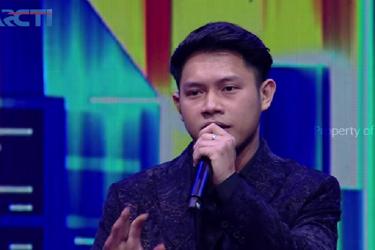 Kontestan Indonesian Idol 2023 Rony Parulian di babak top 3, Senin (8/5/2023).