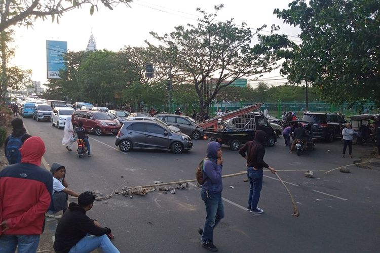 Mahasiswa dari berbagai aliansi di berbagai perguruan tinggi masih melakukan aksi demonstrasi menolak kenaikan harga Bahan Bakar Minyak (BBM) dengan memblokade jalan di Kota Makassar hingga malam.