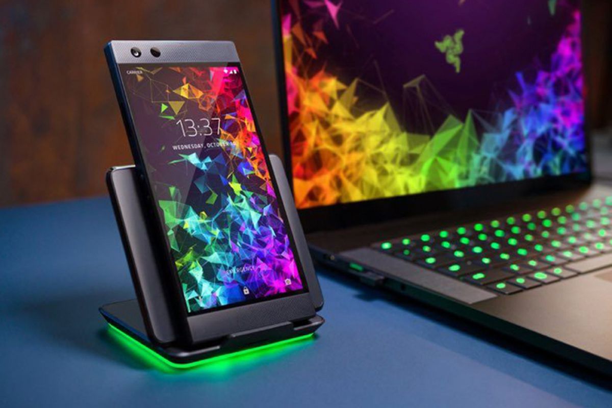 Razer Phone 2 dengan aksesori dock wireless charger. 