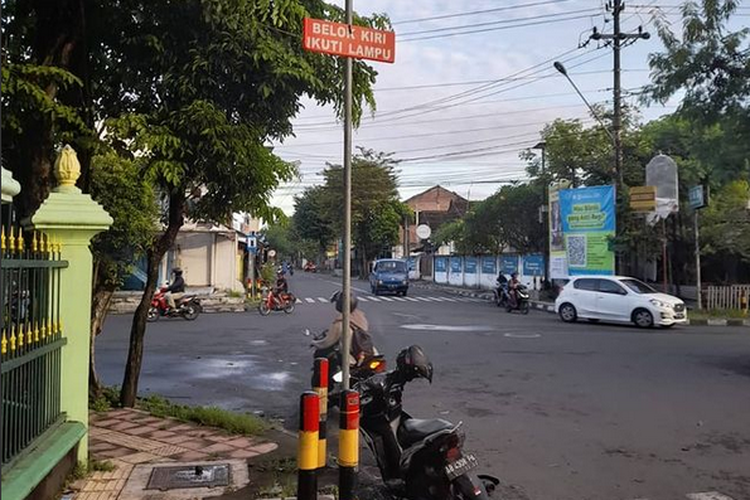 Tangkapan layar Instagram @dishubkotayogya. Tiang lampu lalu lintas di simpang empat Wirosaban, Yogyakarta hilang, diduga dicuri oknum tidak bertanggung jawab.