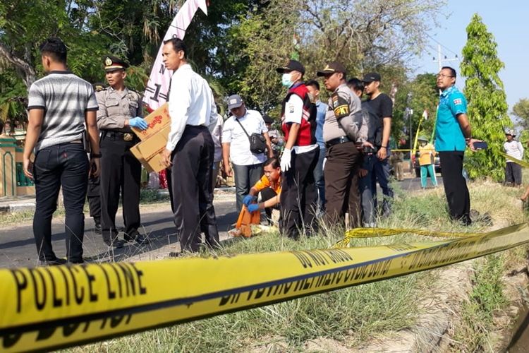 Jenazah bayi yang diperkirakan berusia empat hari dibuang di pinggir jalan di Magetan. Polisi masih menyelidiki motif pelaku membuang bayi berjenis kelamin laki-laki tersebut, Senin (14/10/2019).