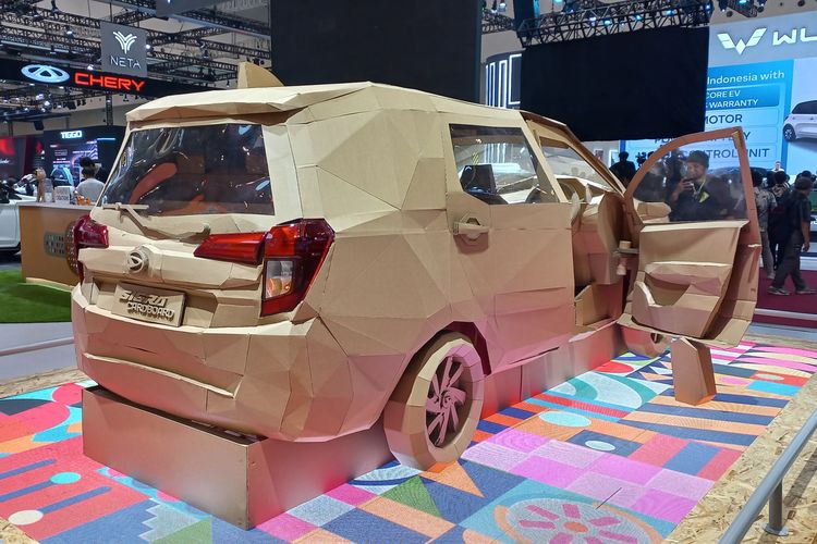 Karya seni Daihatsu Sigra Cardboard di GIIAS 2024