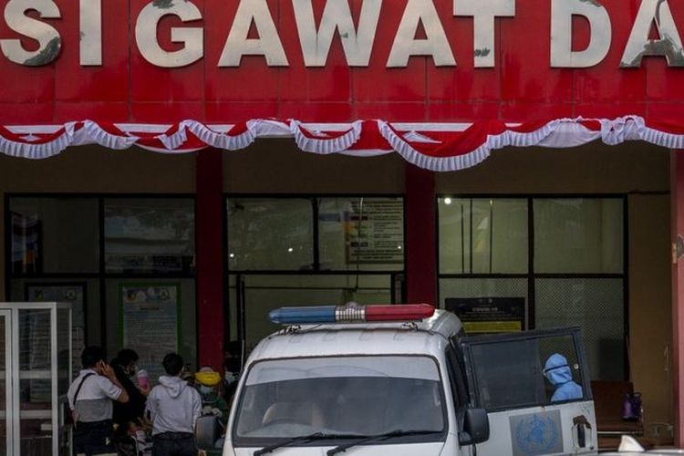 Sejumlah tenaga medis menaikkan seorang pasien ke atas ambulance di Intalasi Gawat Darurat Rumah Sakit Undata, Palu, Sulawesi Tengah, Sabtu (7/8/2021).