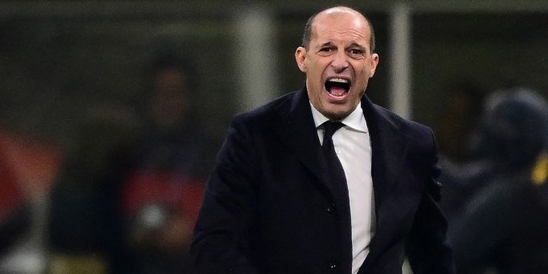 Pelatih kepala AC Milan, Massimiliano Allegri, bereaksi pada laga Serie A Italia antara Inter Milan dan AC Milan di stadion San Siro di Milan, Italia utara, pada 23 November 2025.