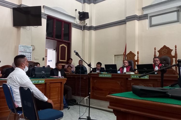 Terdakwa kasus penganiayaan Achiruddin saat sidang di Pengadilan Negeri Medan, Sumut, Senin (17/7/2023)