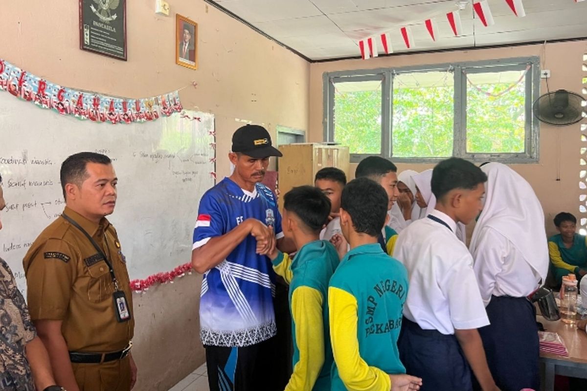 Guru yang melakukan kekerasan, EE, bersalaman dengan siswa usai mediasi, di SMPN 13 Pekanbaru, Riau, Senin (15/9/2025).