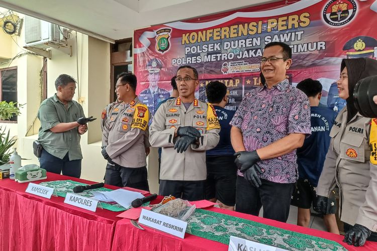 Konferensi pers di Polsek Duren Sawit, Jakarta Timur, Jumat (15/3/2024), terkait tawuran yang menewaskan satu orang dari kelompok lawan di Jalan Dermaga, Klender, Rabu (21/2/2024).