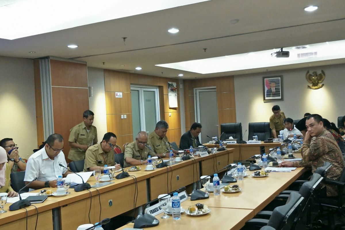 Rapat pimpinan gabungan DPRD DKI Jakarta bersama Pemprov DKI Jakarta membahas penarikan 2 raperda terkait reklamasi di Gedung DPRD DKI Jakarta, Selasa (12/12/2017).