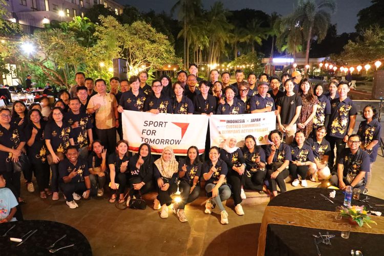 Indonesian Olympian Association (IOA) menggelar kegiatan sosial pelajaran renang penyelamatan diri, Clothed Swimming and Olympian Action Project dan bersih-bersih sampah di pantai pada Sabtu (24/2/2024).