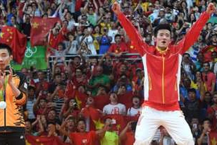 Chen Long merayakan keberhasilannya meraih medali emas Olimpiade seusai mengalahkan pebulu tangkis Malaysia, Lee Chong Wei, Sabtu (20/8/2016). 