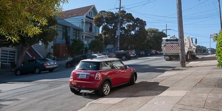 Ilustrasi parkir mobil di jalan yang menurun