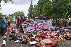Mahasiswa Kembali Buang Sampah di Kantor Wali Kota Tangsel