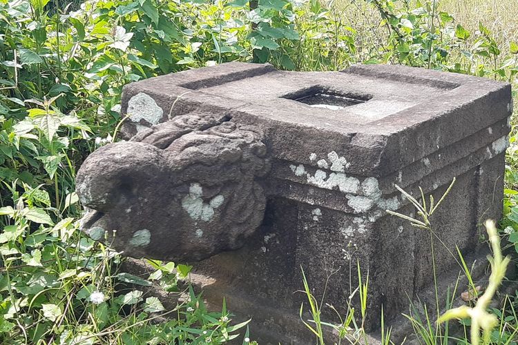 Sebuah batu yoni di lokasi pembangunan jalan tol Solo-Yogyakarta di Desa Keprabon, Kecamatan Polanharjo, Kabupaten Klaten, Jawa Tengah, Sabtu (5/3/2022).