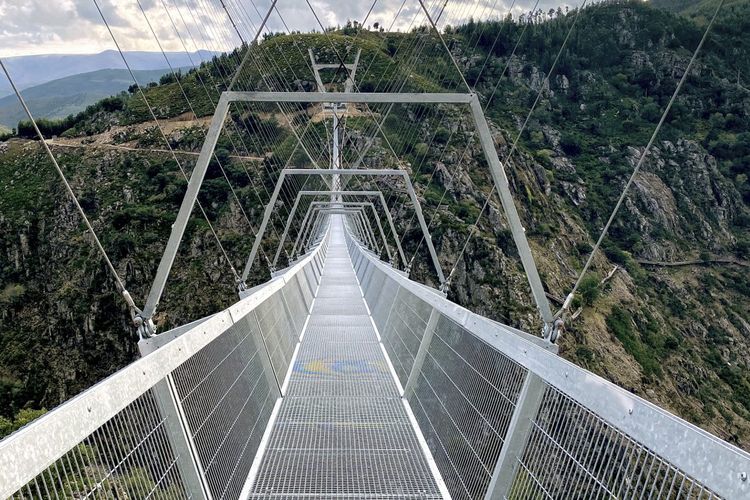 Jembatan gantung terpanjang di dunia bernama 516 Arouca Bridge di Portugal.