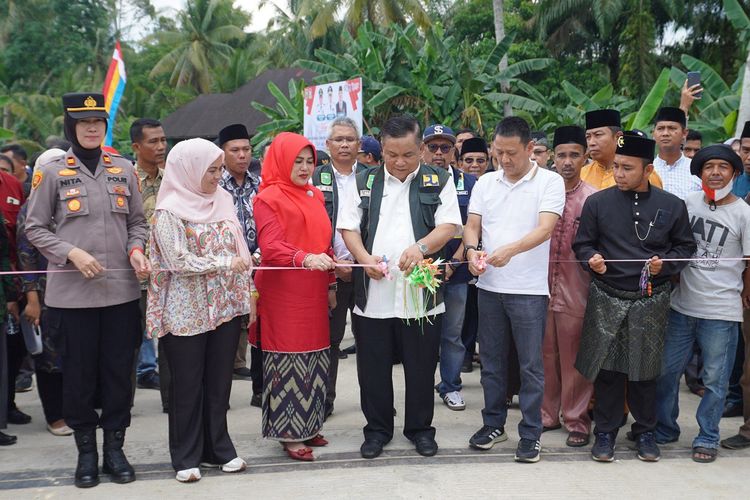 Sekdaprov Riau SF Hariyanto saat meresmikan Jembatan Limau Manis di Desa Muara Jalai, Kecamatan Kampar Utara.