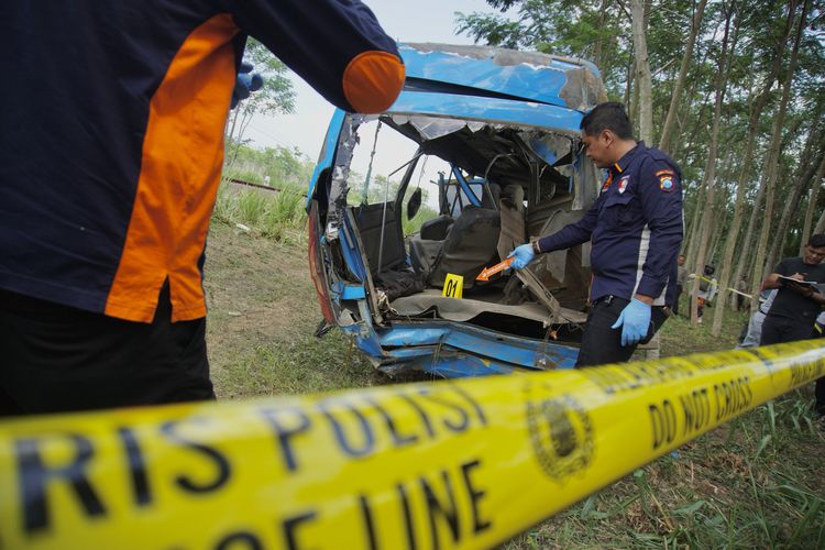 Petugas Ditreskrim Polda Jatim melakukan olah TKP kecelakaan mini bus bernomor polisi N 7646 T yang tertabrak kereta api (KA) Probowangi di Kecamatan Klakah, Lumajang, Jawa Timur, Senin (20/11/2023). Kecelakaan yang terjadi di perlintasan kereta tanpa palang pintu tersebut menyebabkan 11 korban meninggal dunia dan empat lainya luka-luka. 