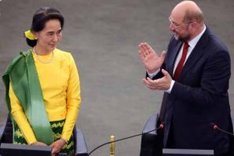 Pemimpin oposisi Myanmar Aung San Suu Kyi mendapatkan sambutan hangat dari Presiden Parlemen Eropa Martin Schulz di markas parlemen Eropa di Strasbourg, Perancis, saat penyerahan hadiah Sakharov yang diperoleh Suu Kyi pada 1990.