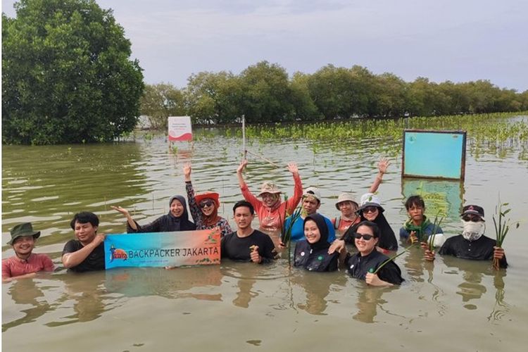 PT GNI bersama BPJ Menanam Mangrove di Pantai Bahagia Muara Gembong