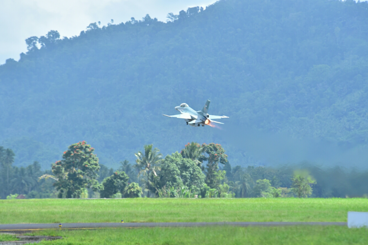 Pesawat tempur F-16 TNI AU Lanud Roesmin Nurjadin Pekanbaru, Riau. 