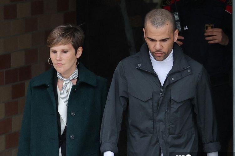 Terdakwa perkosaan, Dani Alves, bersama pengacaranya, Ines Guardiola, saat keluar sementara dengan jaminan dari penjara Brians 2 di dekat Barcelona pada 25 Maret 2024.