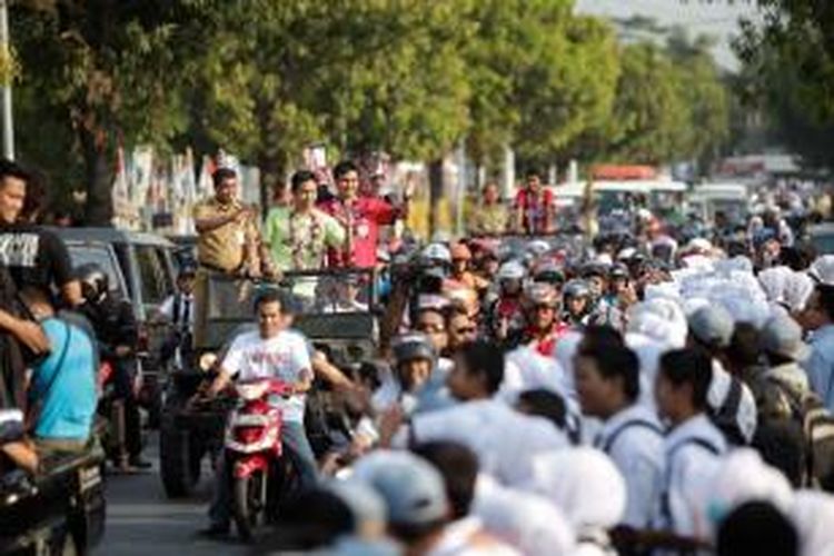 Pebulu tangkis Indonesia, hendra Setiawan (tengah, kaus kuning) dan Mohammad Ahsan, diarak keliling kota Pemalang, tempat kelahiran Hendra.