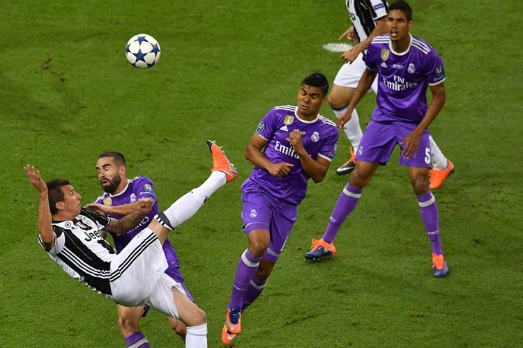 Striker Juventus asl Kroasia, Mario Mandzukic, melepaskan tendangan yang berujung gol ke gawang Real Madrid dalam final Liga Champions di Stadion Millennium, Cardiff, Sabtu (3/6/2017).
