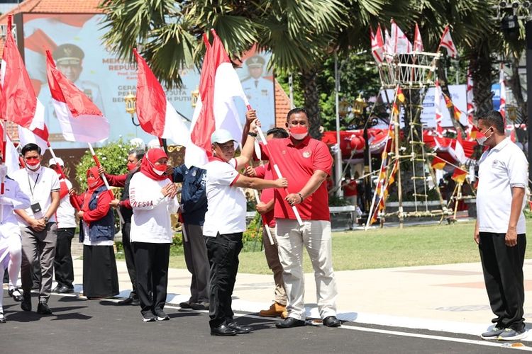 Mendagri Tito Karnavian saat menghadiri kegiatan Gerakan Pembagian 10 Juta Bendera Merah Putih di Gedung Negara Grahadi, Surabaya, Jawa Timur. 

