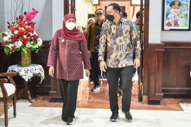 Gubernur Jawa Timur Khofifah Indar Parawansa bersilaturahmi ke Wali Kota Surabaya Eri Cahyadi di Balai Kota Surabaya, Jumat (8/4/2022).