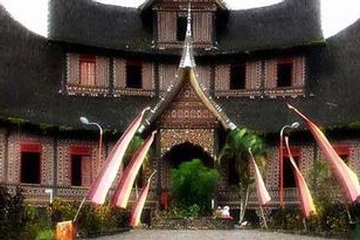Istana Pagaruyung di Sumatera Barat.