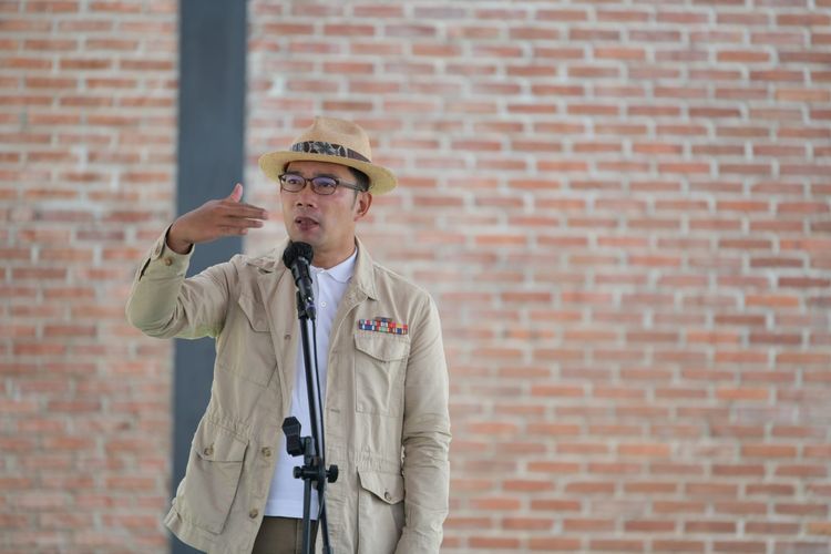 Gubernur Jabar Ridwan Kamil saat meresmikan tempat wisata Buricak Burinong di Kawasan Waduk Jatigede, Kabupaten Sumedang, Selasa (26/4/2022).