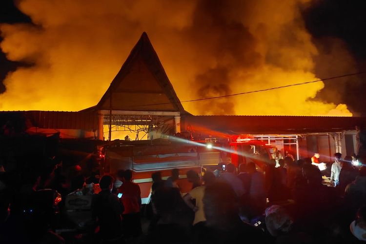 Situasi saat kebakaran di Pasar Tarutung, Taput, Minggu (7/4/2024)
