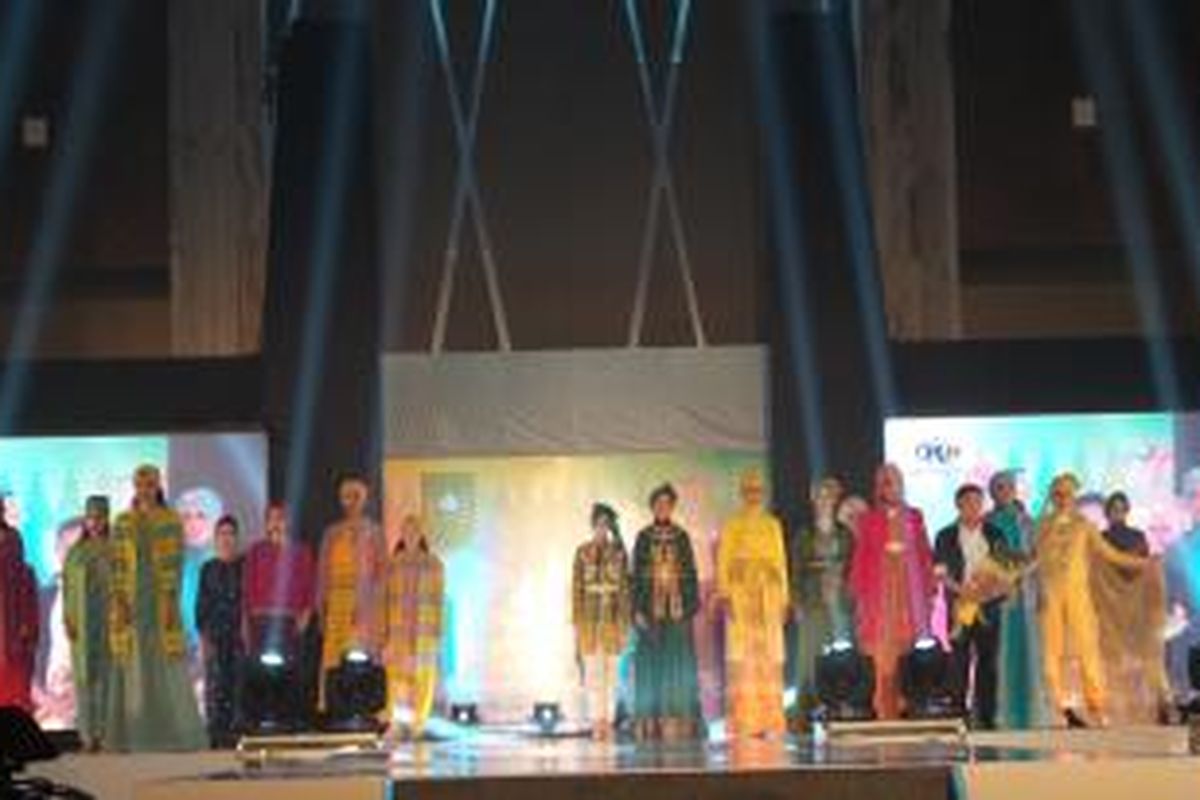 Peragaan busana karya Sapto Djojokartiko dan Rudi Chandra pada acara Lancang Kuning Fashion Festival, Pekanbaru, Jumat (12/6/2015).