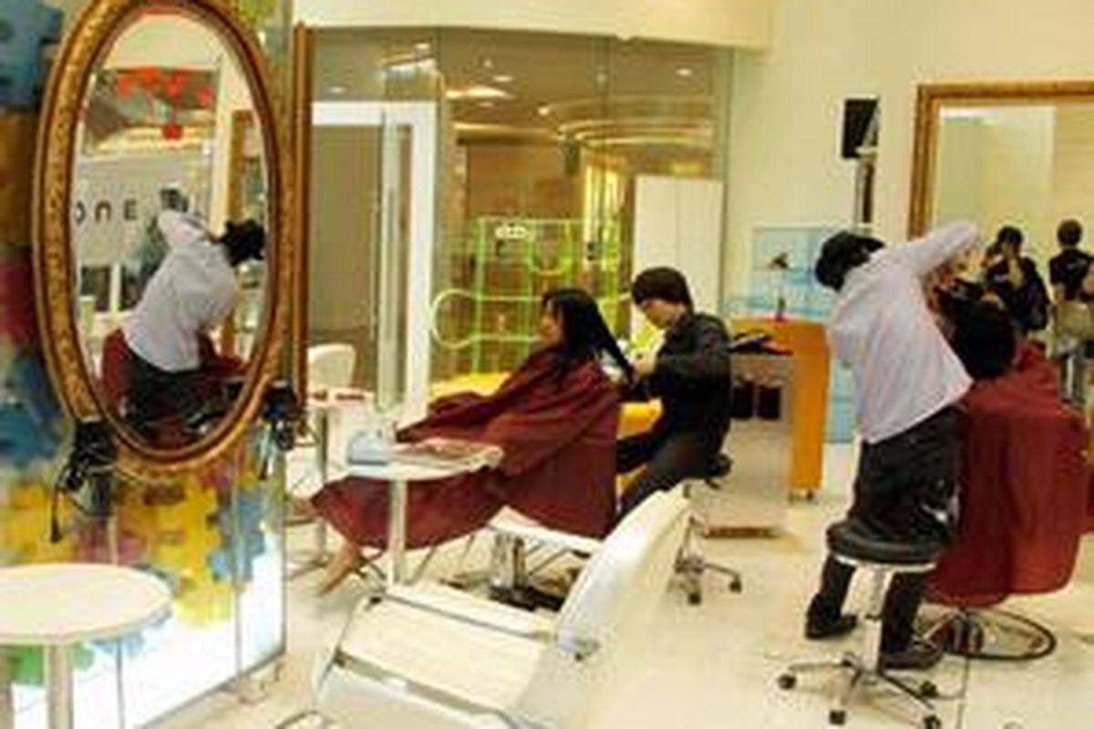 Interior salon One Piece Hair Studio by Hisato di Sogo Central Park, Jakarta Barat yang dibuka sejak Desember 2010. 