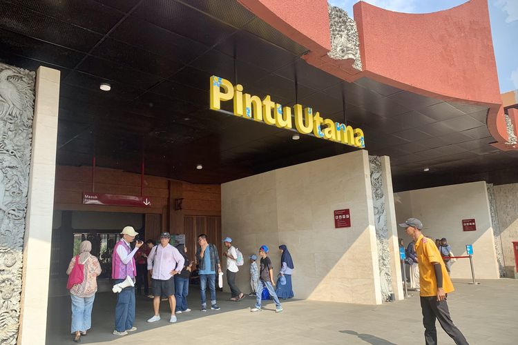 Pintu Utama TMII, Minggu (26/4/2026).