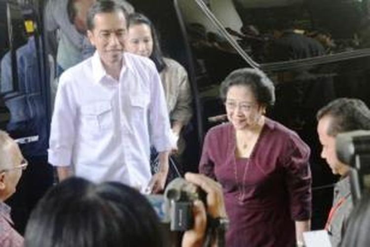Megawati dan Jokowi tiba di Universitas Sanata Dharma untuk mengisi Seminar Revitalisasi Paham Kebangsaan di Tengah Budaya Politik Pragmatis di Gedung Pusat Universitas Sanata Dharma, Yogyakarta, Sabtu (28/12/2013).