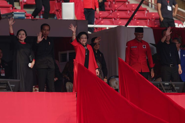 Ketua DPP PDI Perjuangan Puan Maharani, Presiden RI Joko Widodo, Ketua Umum PDI P Megawati Soekarnoputri, bakal calon presiden PDI Perjuangan Ganjar Pranowo saat acara puncak peringatan Bulan Bung Karno di Stadion Utama Gelora Bung Karno (SUGBK), Jakarta, Sabtu (24/6/2023).