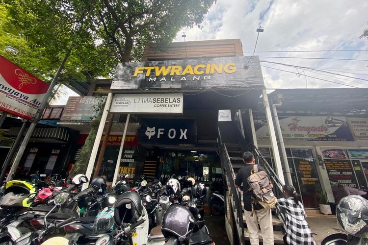 Bagian depan atau pintu masuk Lima Sebelas Coffee Eatery yang terdiri dari lantai 2 di atas ruko.